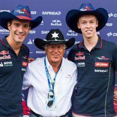 Mario Andretti posa junto a Vergne y Kvyat