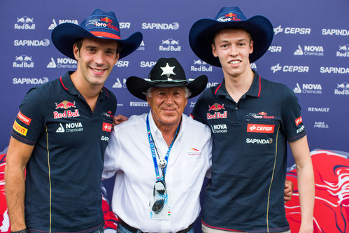 Mario Andretti posa junto a Vergne y Kvyat