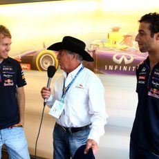 Mario Andretti charla con Daniel Ricciardo y Sebastian Vettel