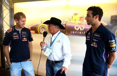 Mario Andretti charla con Daniel Ricciardo y Sebastian Vettel
