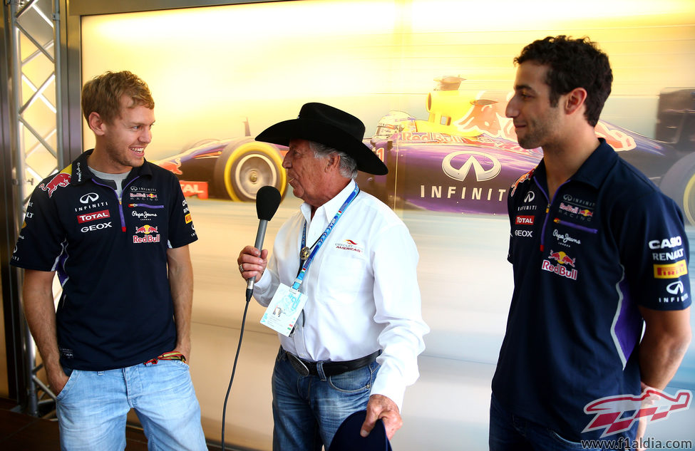 Mario Andretti charla con Daniel Ricciardo y Sebastian Vettel