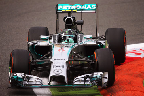 Nico Rosberg pasa por encima de los pianos en Monza