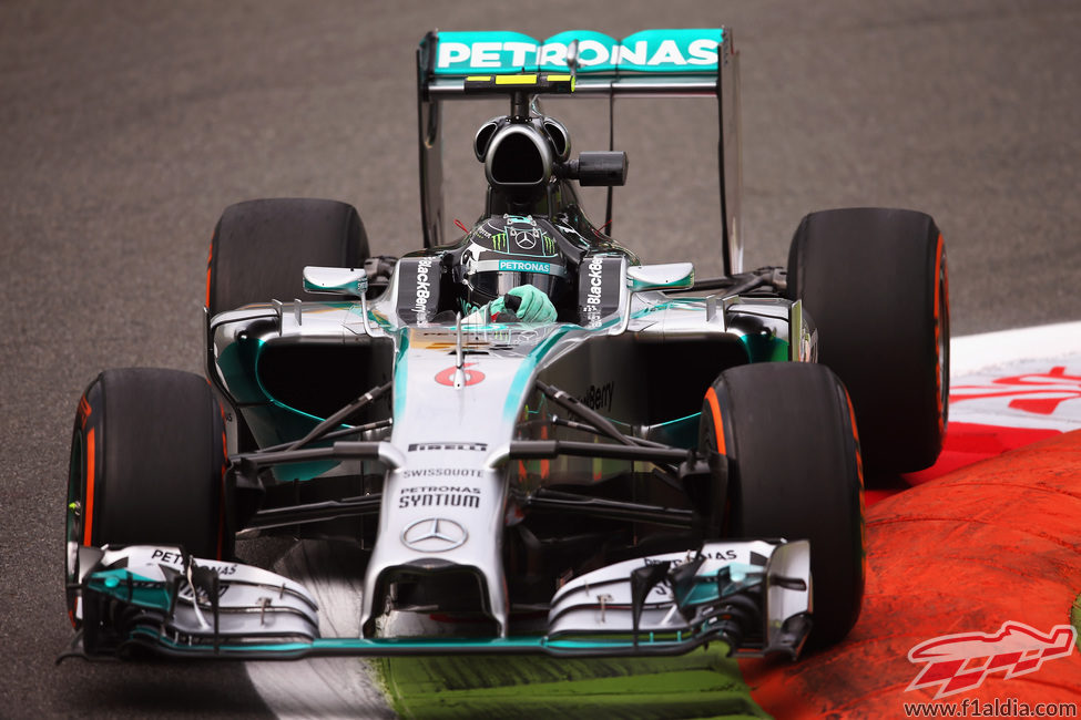 Nico Rosberg pasa por encima de los pianos en Monza
