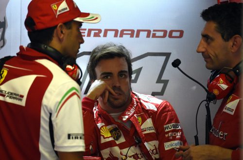 Fernando Alonso charla con Andrea Stella y Marc Gené