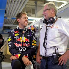 Sebastian Vettel y Helmut Marko ene l box de Red Bull