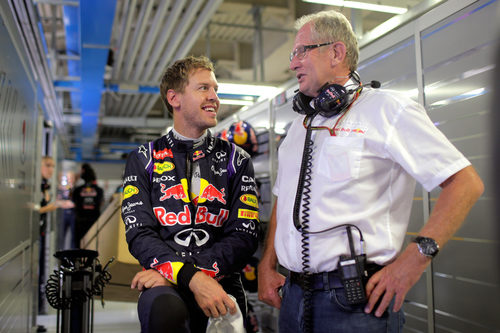 Sebastian Vettel y Helmut Marko ene l box de Red Bull