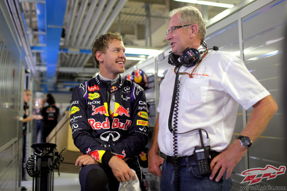 Sebastian Vettel y Helmut Marko ene l box de Red Bull