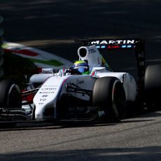 Felipe Massa disputa los libres del viernes en Monza