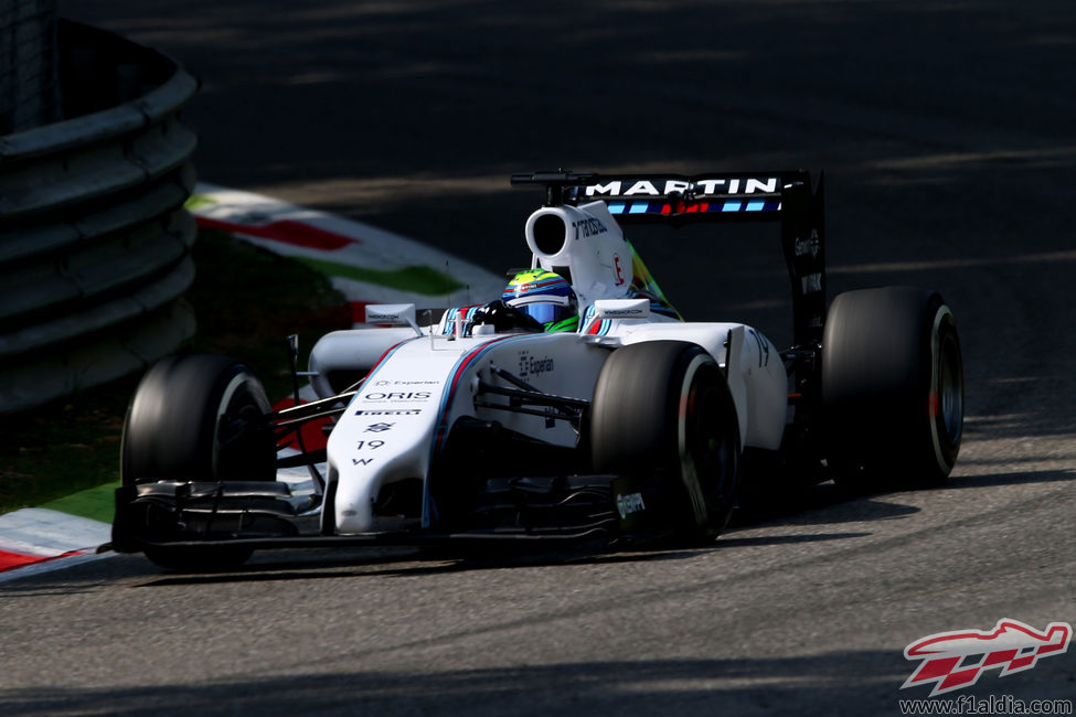 Felipe Massa disputa los libres del viernes en Monza