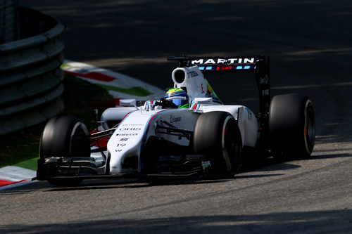 Felipe Massa disputa los libres del viernes en Monza