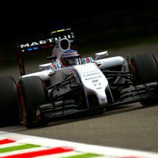 Valtteri Bottas afronta una de las largas rectas de Monza