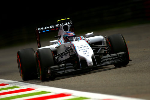 Valtteri Bottas afronta una de las largas rectas de Monza