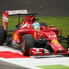 Fernando Alonso, por fuera de la pista en Monza