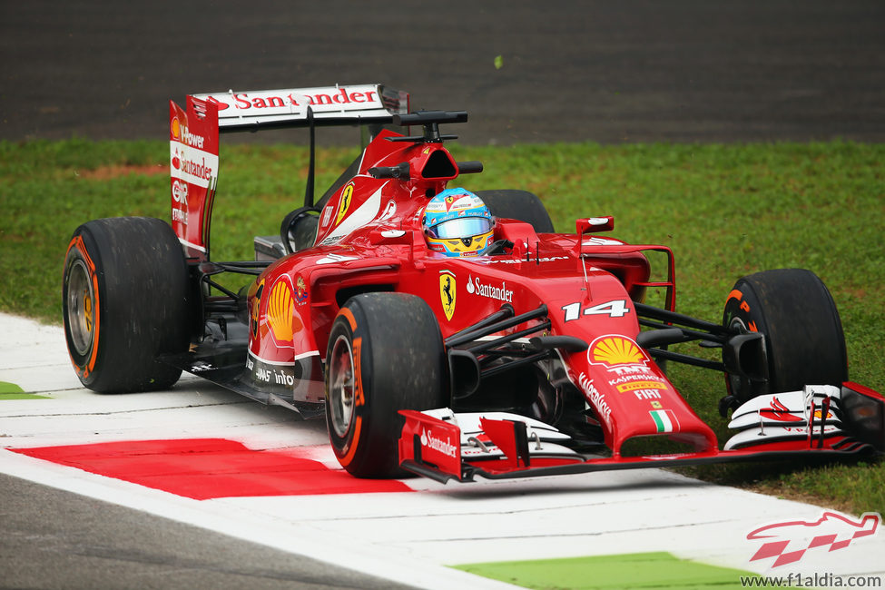 Fernando Alonso, por fuera de la pista en Monza