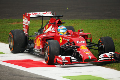 Fernando Alonso, por fuera de la pista en Monza