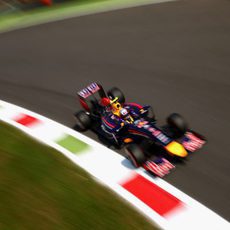 El RB10 de Daniel Ricciardo avanza en el trazado de Monza