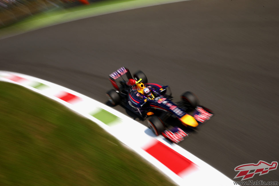 El RB10 de Daniel Ricciardo avanza en el trazado de Monza