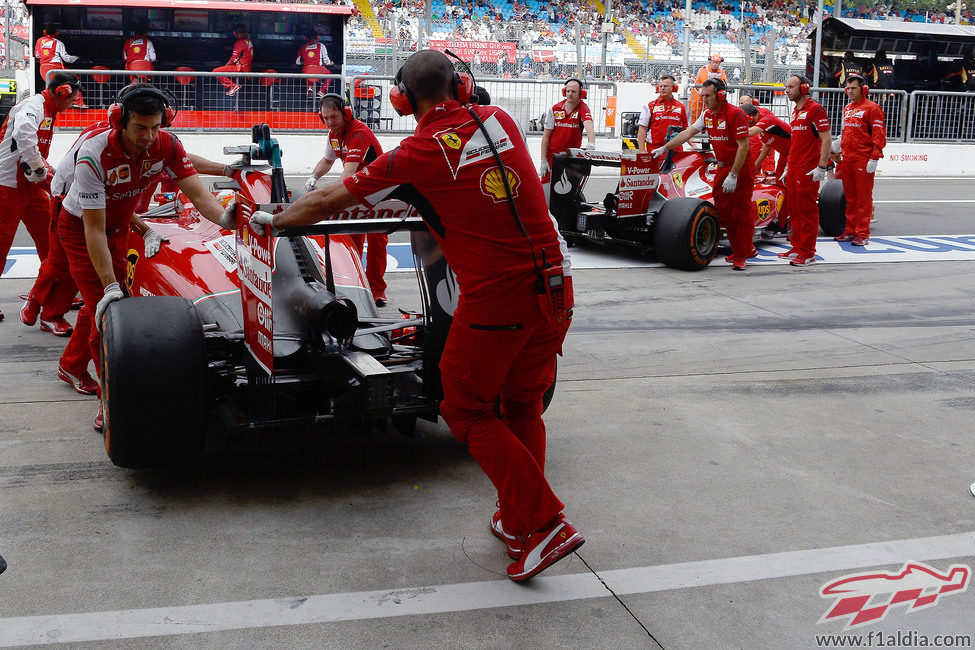Alonso y Räikkönen regresan a boxes