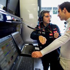 Xevi Pujolar charla con Jean-Eric Vergne en Toro Rosso