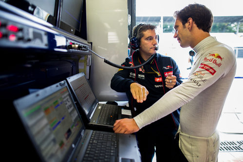 Xevi Pujolar charla con Jean-Eric Vergne en Toro Rosso