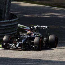 Kevin Magnussen trazando una curva de Monza