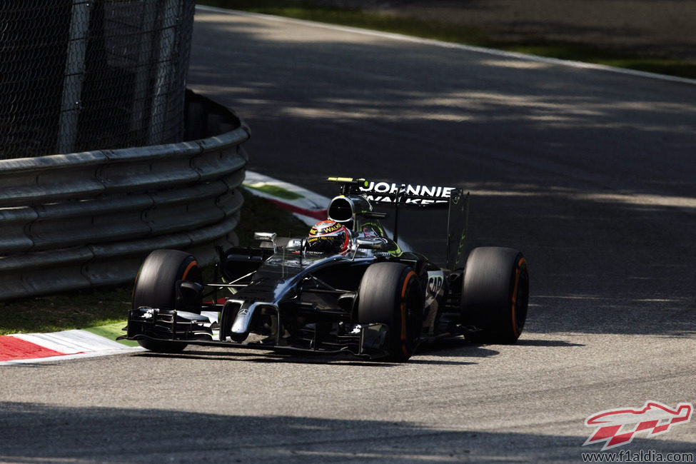 Kevin Magnussen trazando una curva de Monza