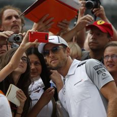 Jenson Button atendiendo a los fans