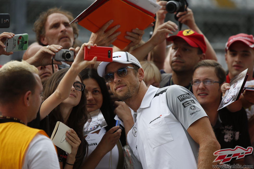 Jenson Button atendiendo a los fans