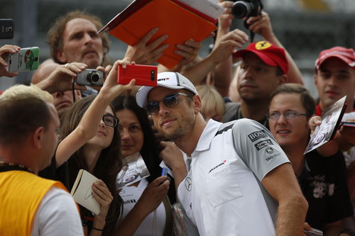 Jenson Button atendiendo a los fans