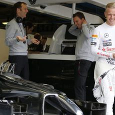 Kevin Magnussen en el garaje con sus ingenieros