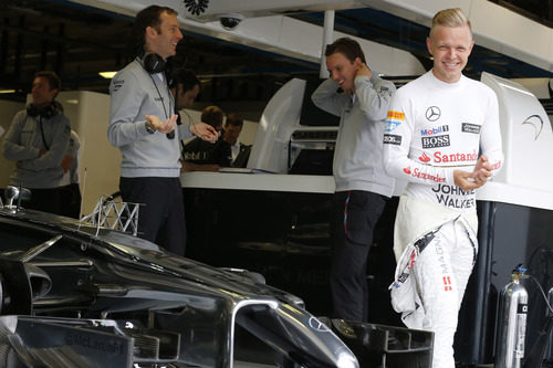 Kevin Magnussen en el garaje con sus ingenieros