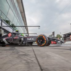 Esteban Gutiérrez saliendo del garaje