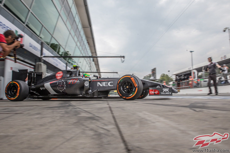 Esteban Gutiérrez saliendo del garaje