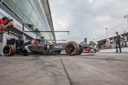 Esteban Gutiérrez saliendo del garaje