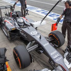 Giedo van der Garde trabajando con sus mecánicos