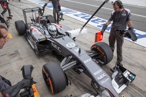 Giedo van der Garde trabajando con sus mecánicos