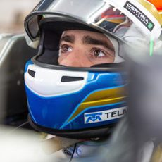 Esteban Gutiérrez revisando la tabla de tiempos