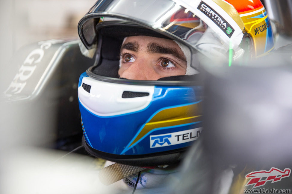 Esteban Gutiérrez revisando la tabla de tiempos