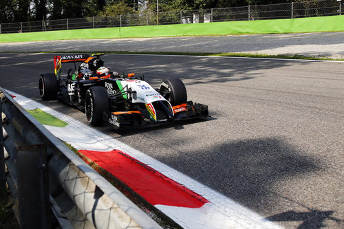 Sergio Pérez con neumáticos medios en Monza