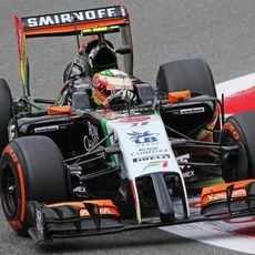 Sergio Pérez trazando una curva en Monza