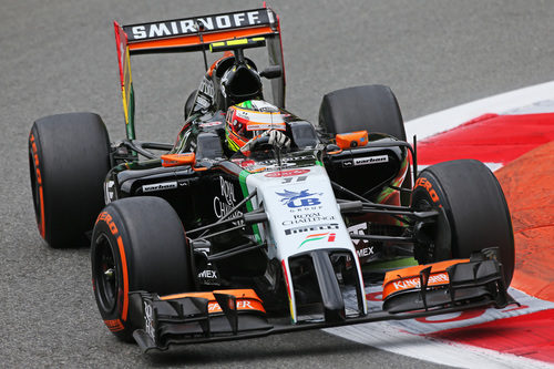 Sergio Pérez trazando una curva en Monza