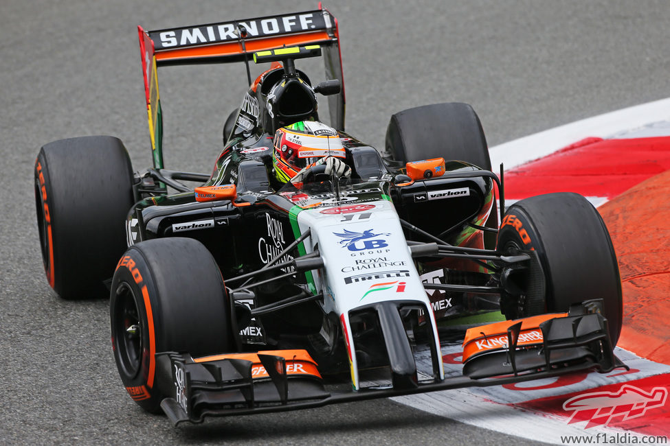 Sergio Pérez trazando una curva en Monza