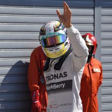 Lewis Hamilton saluda tras lograr la pole