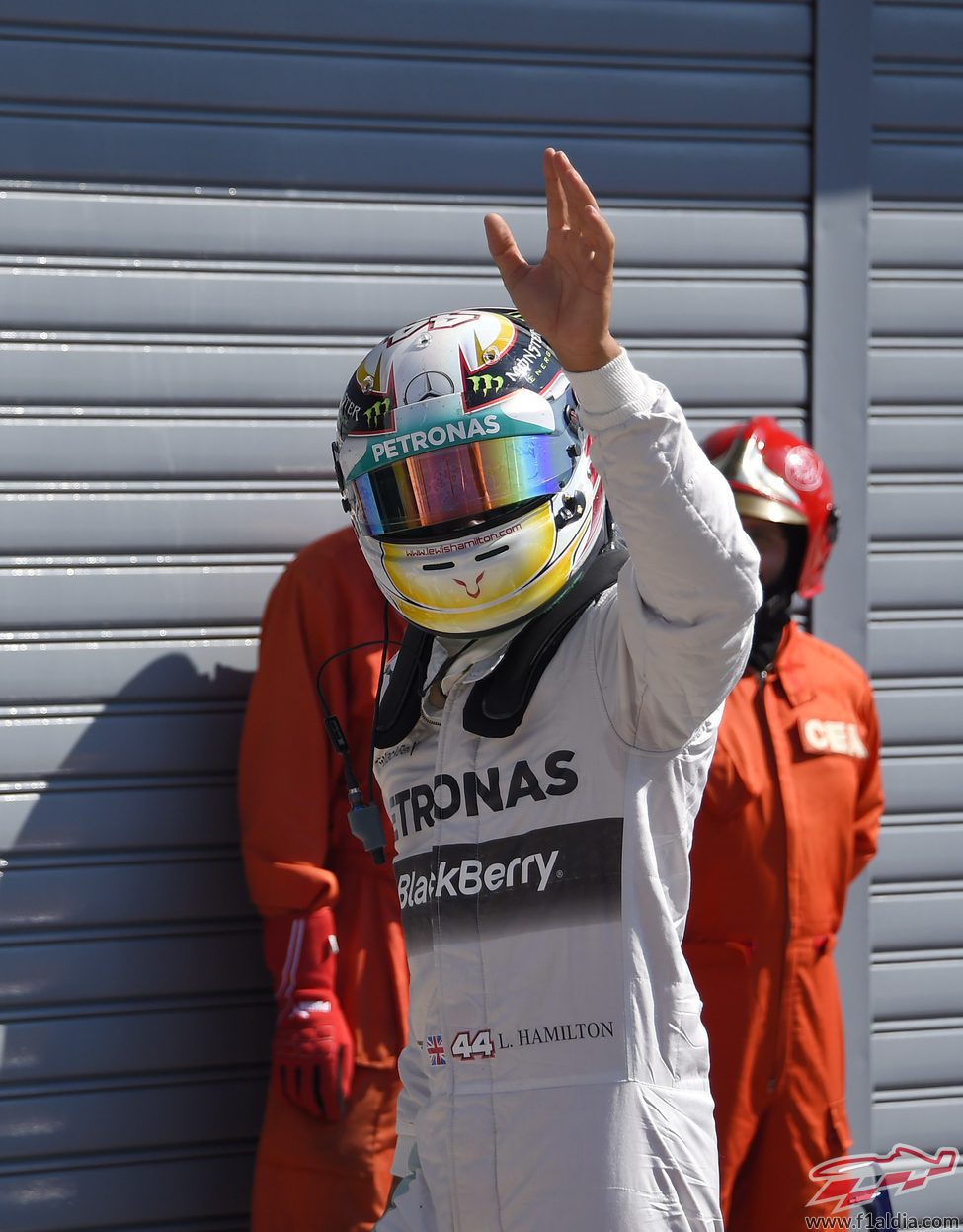 Lewis Hamilton saluda tras lograr la pole