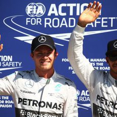 Lewis Hamilton y Nico Rosberg saludan a los aficionados