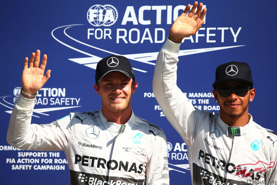 Lewis Hamilton y Nico Rosberg saludan a los aficionados