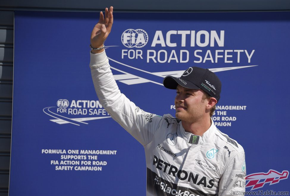 Nico Rosberg saluda a los fans en Monza
