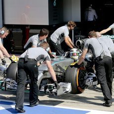 Lewis Hamilton regresa a boxes tras el primer intento en Q3