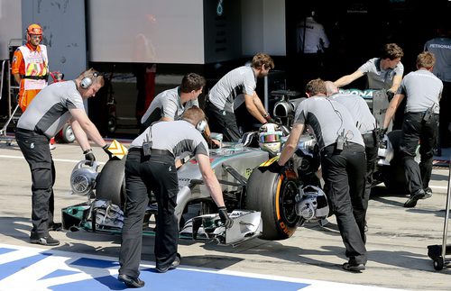 Lewis Hamilton regresa a boxes tras el primer intento en Q3