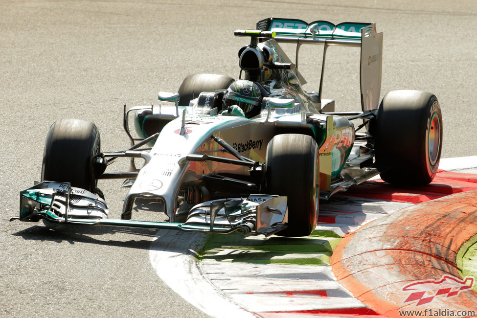 Nico Rosberg rueda bajo el sol de Monza